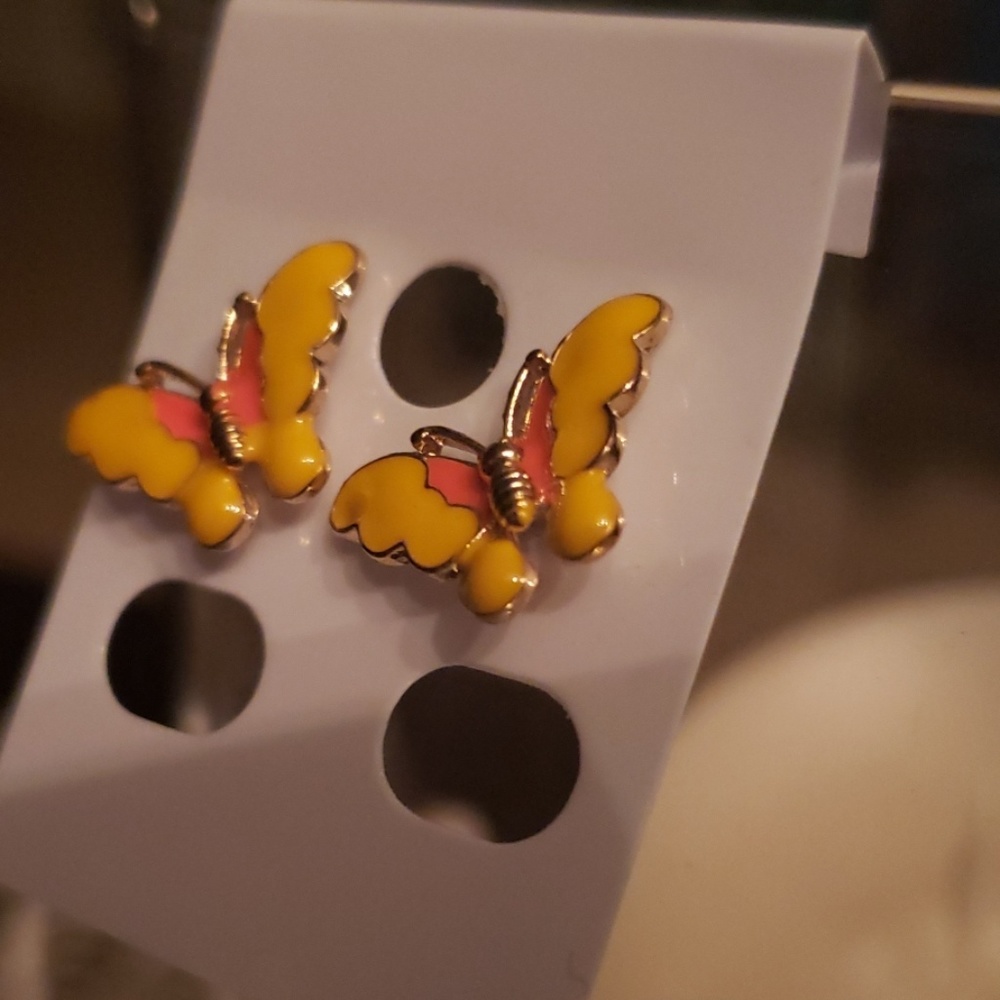 new ring. - Picture 2 of 3